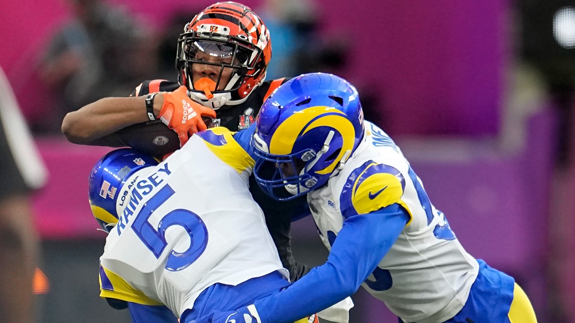 Cincinnati Bengals wide receiver Tee Higgins (85) pulls in a touchdown  catch as Los Angeles Ram …