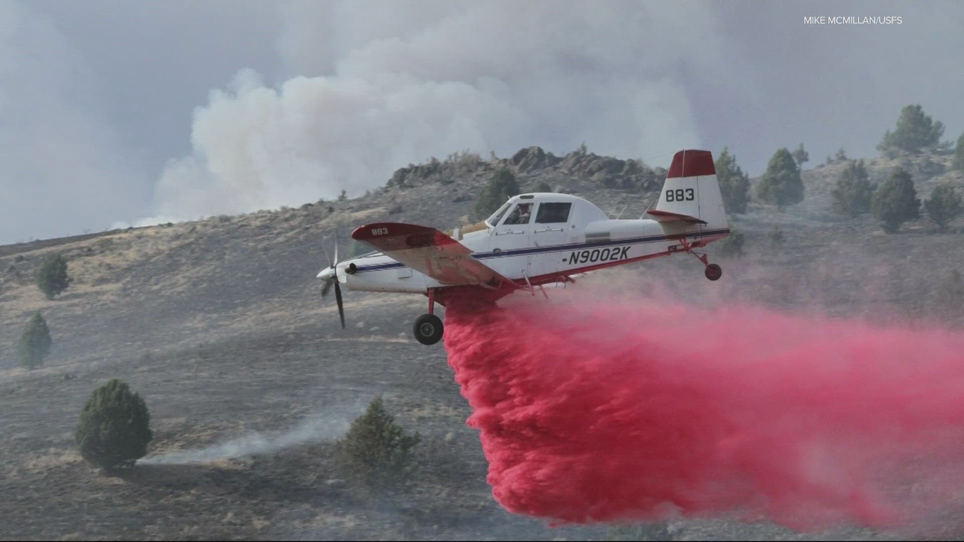 A pilot died in a crash while on a fire mission at the Falls Fire in Grant County.