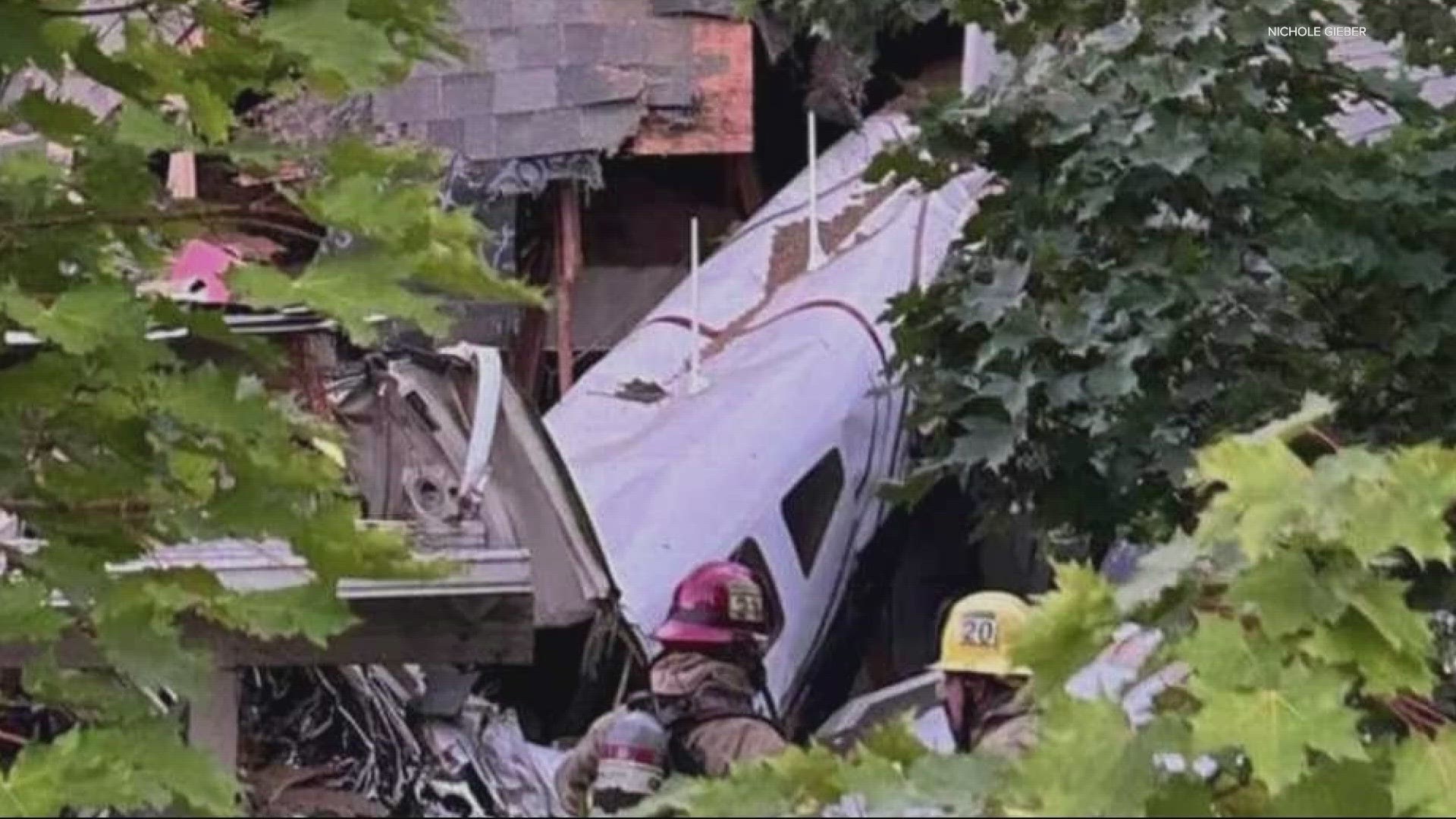 2 dead, 1 injured after plane crashes into roof of Newberg home