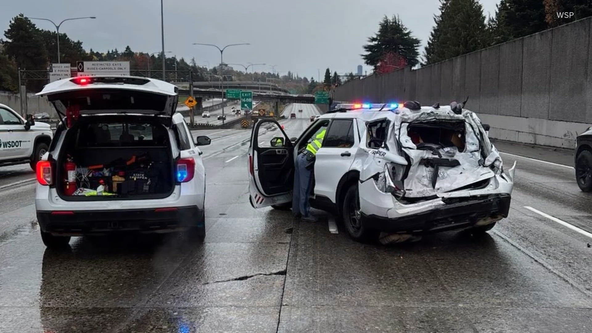 Wasot I-5 reopens after motorhome crashes into WSP patrol car, WSDOT truck in ...