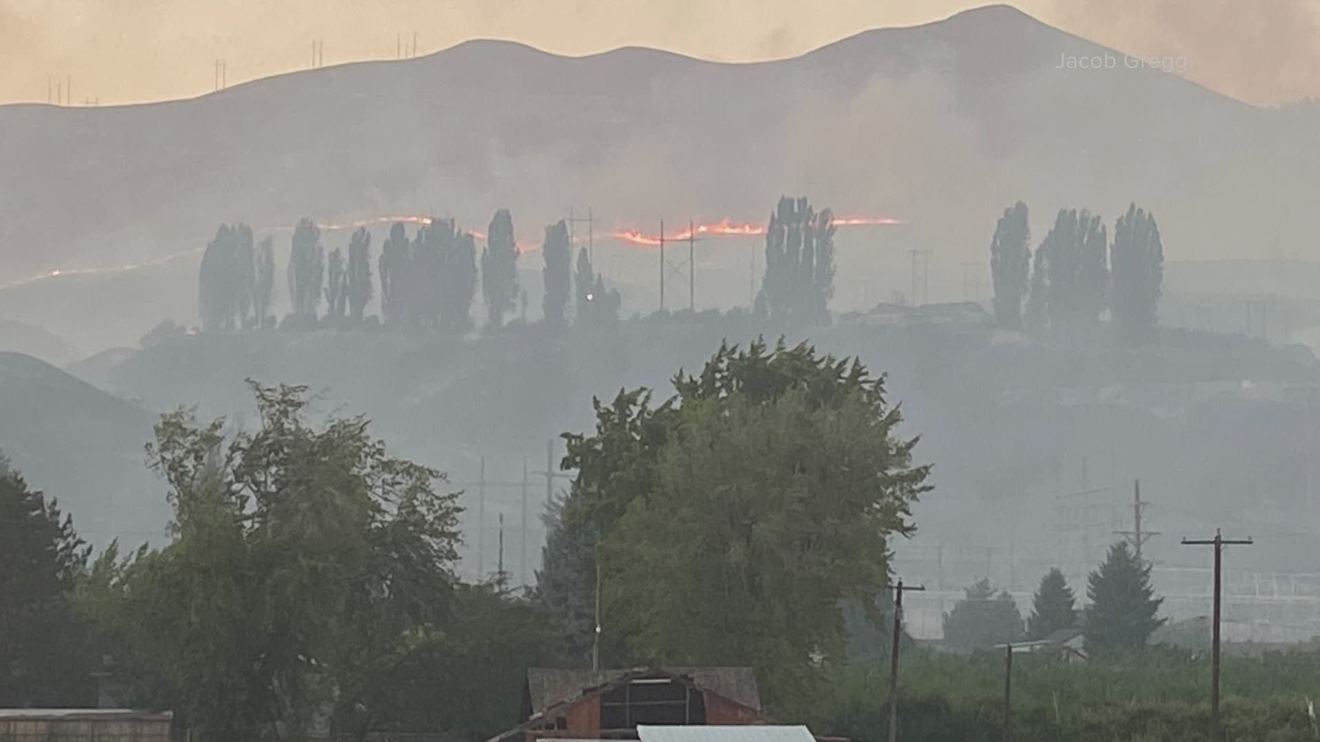 A 1,000-acre brush fire is burning grass and sage off of Red Apple Road between Cashmere and Wenatchee.