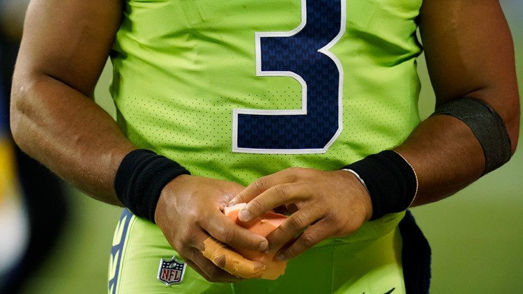 Russell Wilson cleared to play against the Packers after finger injury