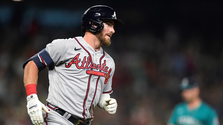 Braves beat Mariners, alone in 1st for first time all year