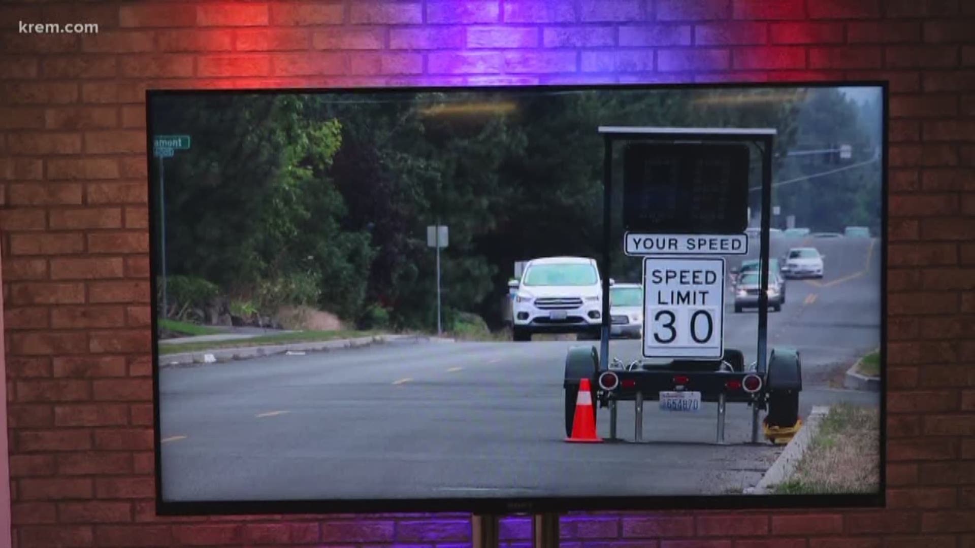 Red and blue flashing radar speed sign won't ticket drivers (8-17-18)