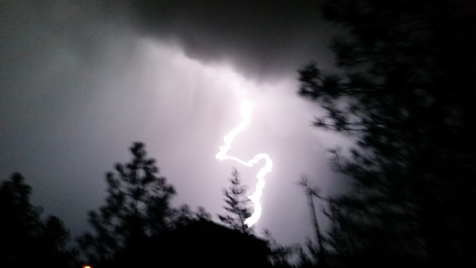 5 lightning myths and what you should actually do during a thunderstorm