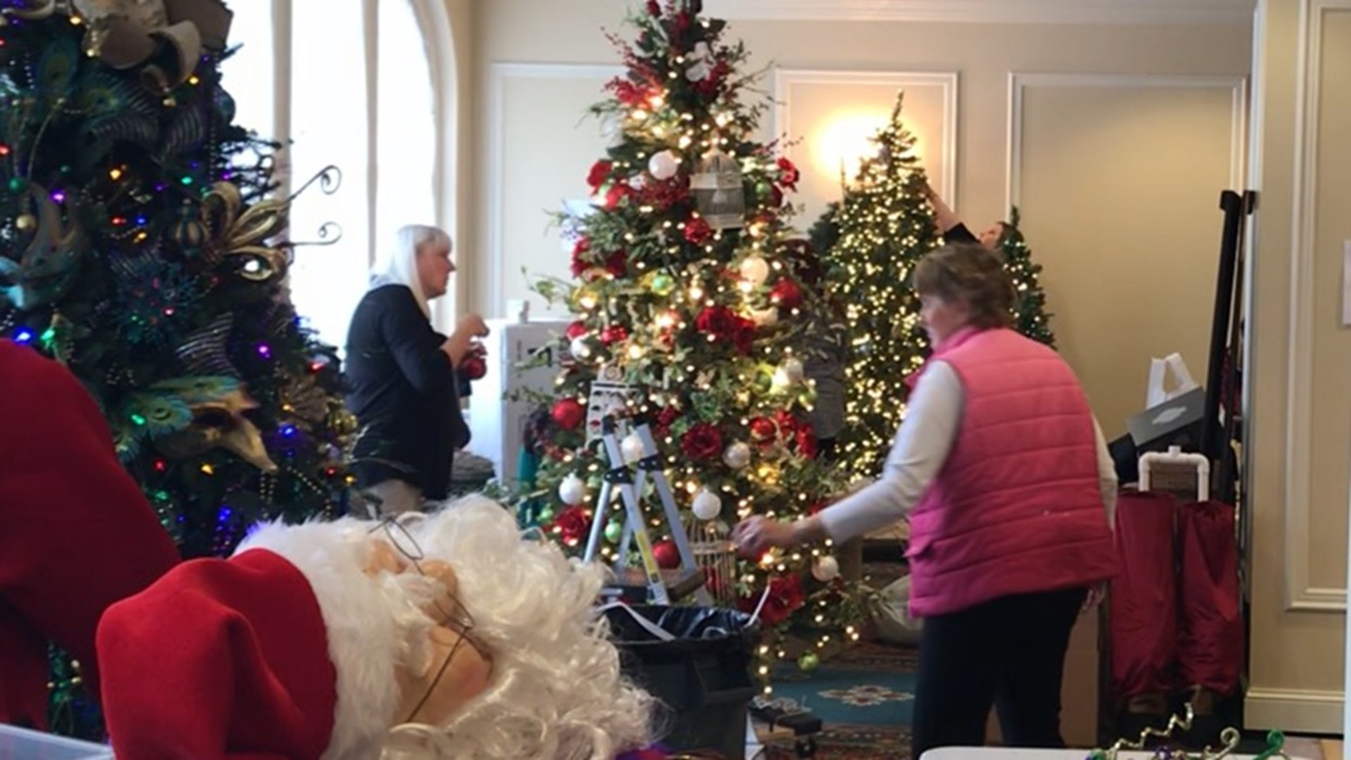 Army of volunteers creates Christmas Tree Elegance in Spokane