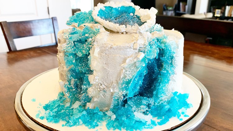 Simple Blue Geode | 6” Flowers from @lizfloristyyc #geode #geodeart  #bluegeode #geodecake #geodepainting #coolcakes #cakesdecoration… |  Instagram