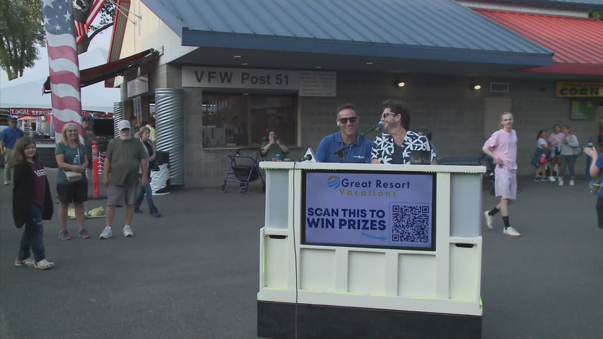 KREM 2's Mark Hanrahan tries his hand at piano with the Strolling Piano Man at the Spokane County Interstate Fair.