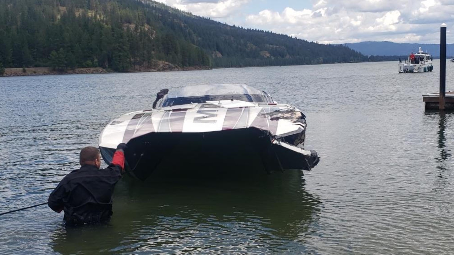1 dead, 3 missing after boat capsizes near Pend Oreille River