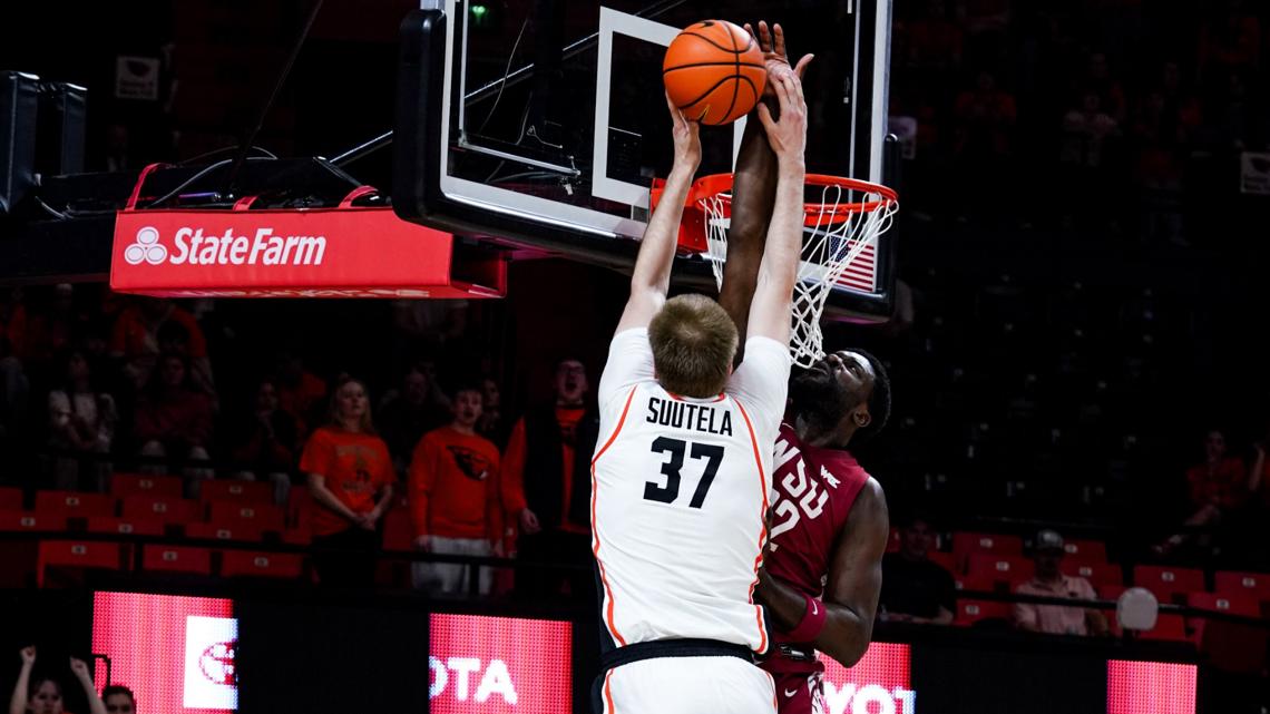 Washington State blows 17-point lead, loses to Oregon State 74-64