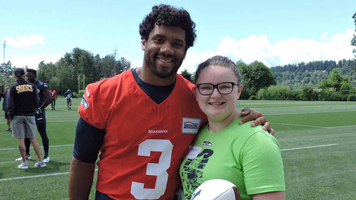 Seattle Seahawks players visit children at Sacred Heart