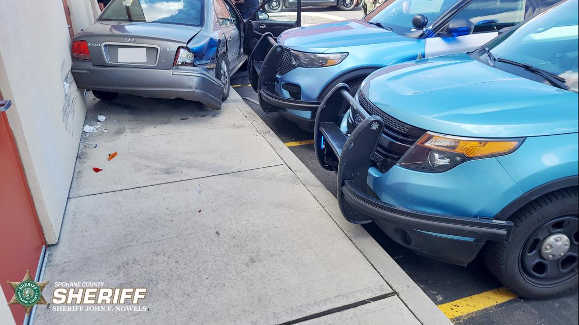 Driver slams into building in failed attempt to flee Valley PD - Vimarsana News