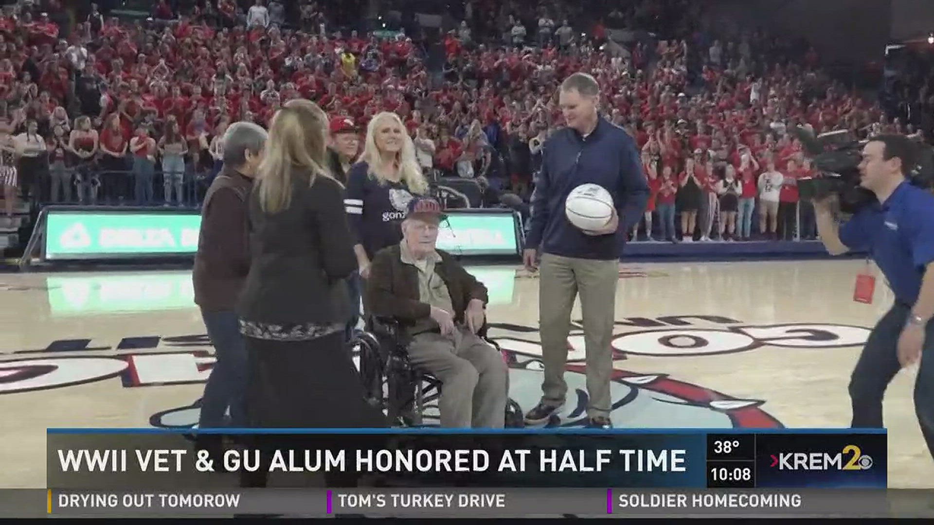 WWII veteran and Gonzaga graduate honored at half time
