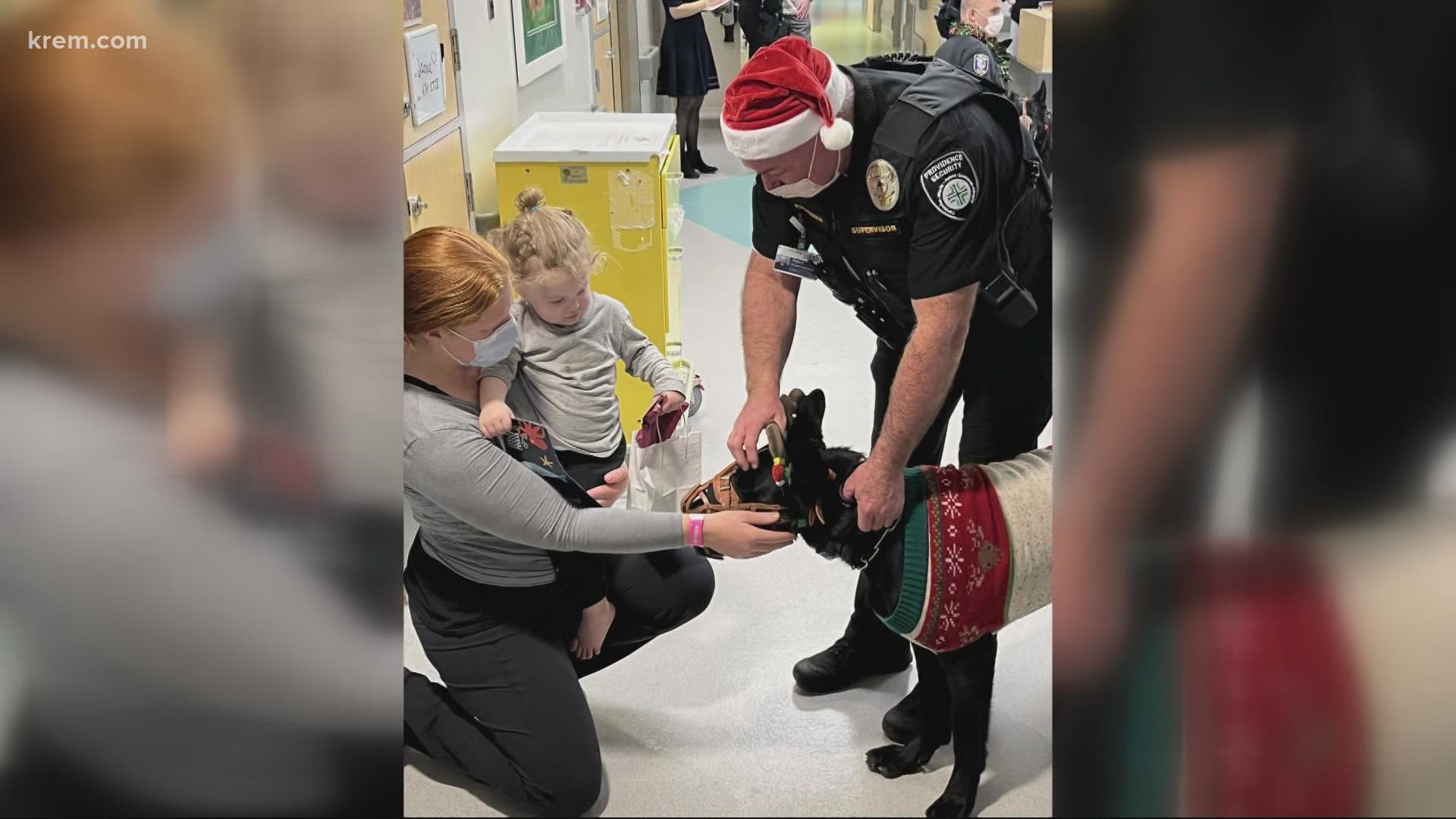 K-9 team members delivered Christmas presents to the children at the hospital, who also enjoyed the visit of the police dogs.