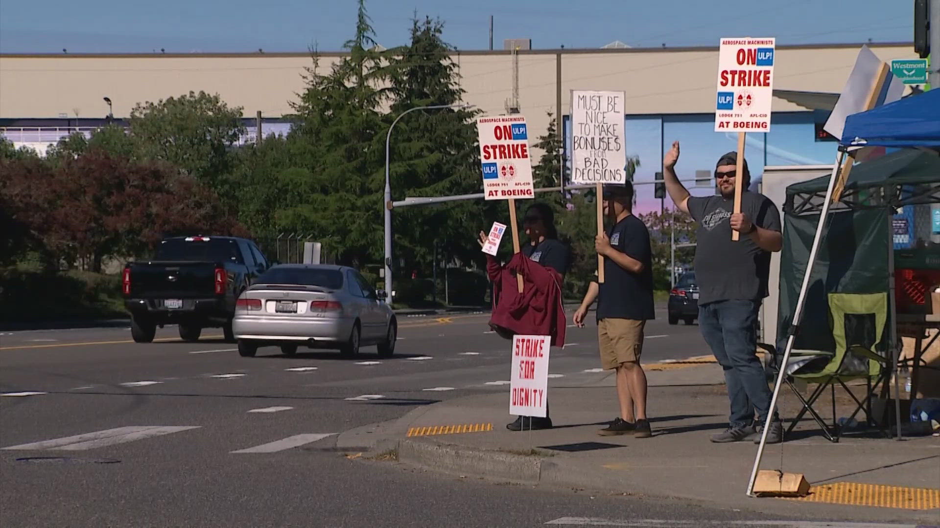 The machinists return to the picket lines on Monday after their union representation met with a federal mediator on Friday.