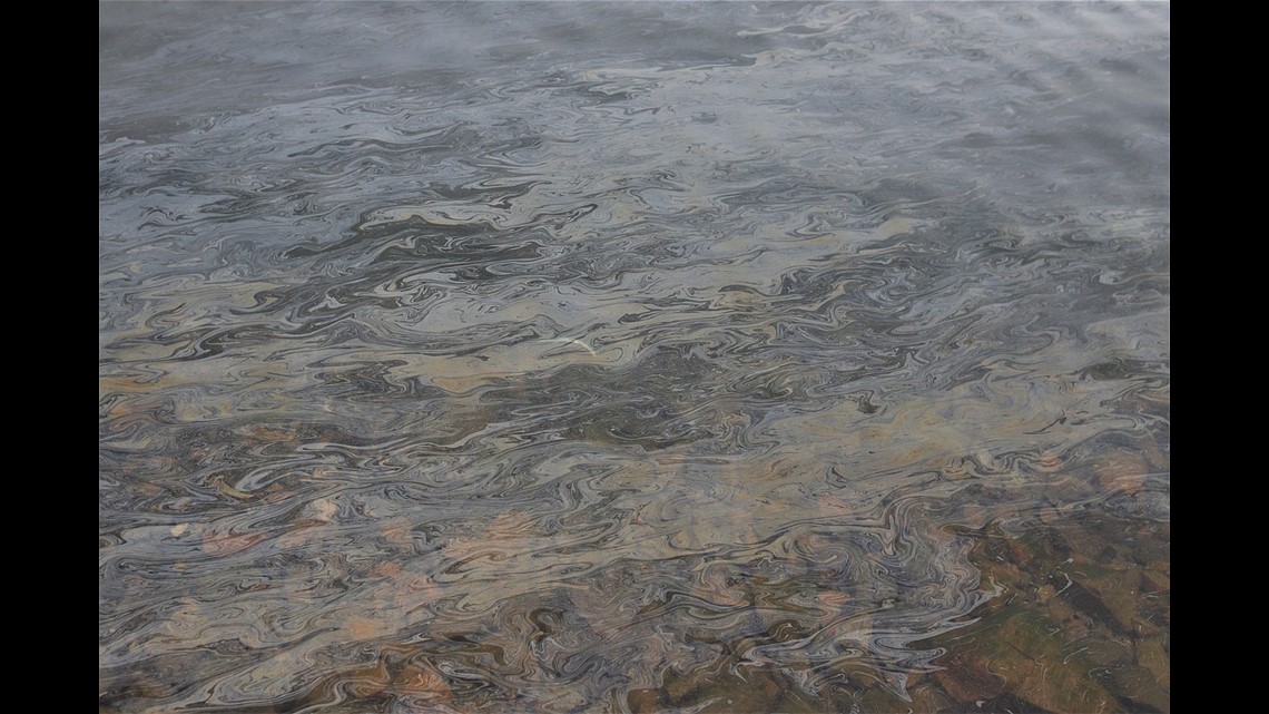 Oil leaking in Lake Coeur d'Alene from construction incident