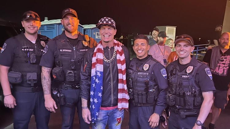 Vanilla Ice poses for photo with Moses Lake police