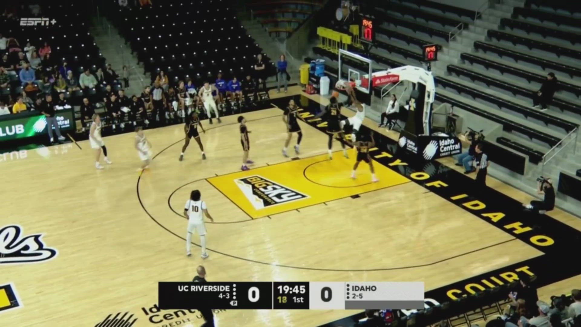 Julius Mims throws down an opening-posession dunk in Idaho's 80-68 win over UC Riverside