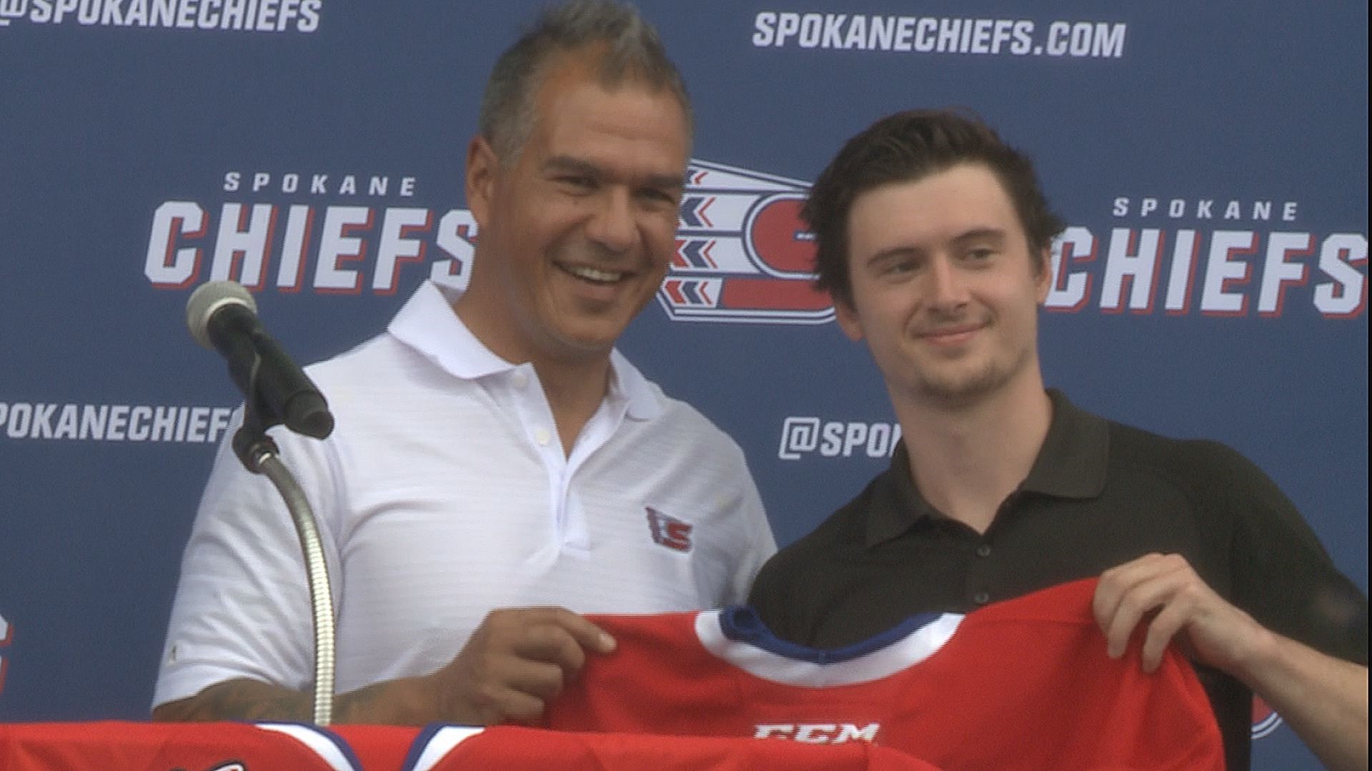 Former Chiefs legend Kailer Yamamoto presented Viveiros with a team jersey.